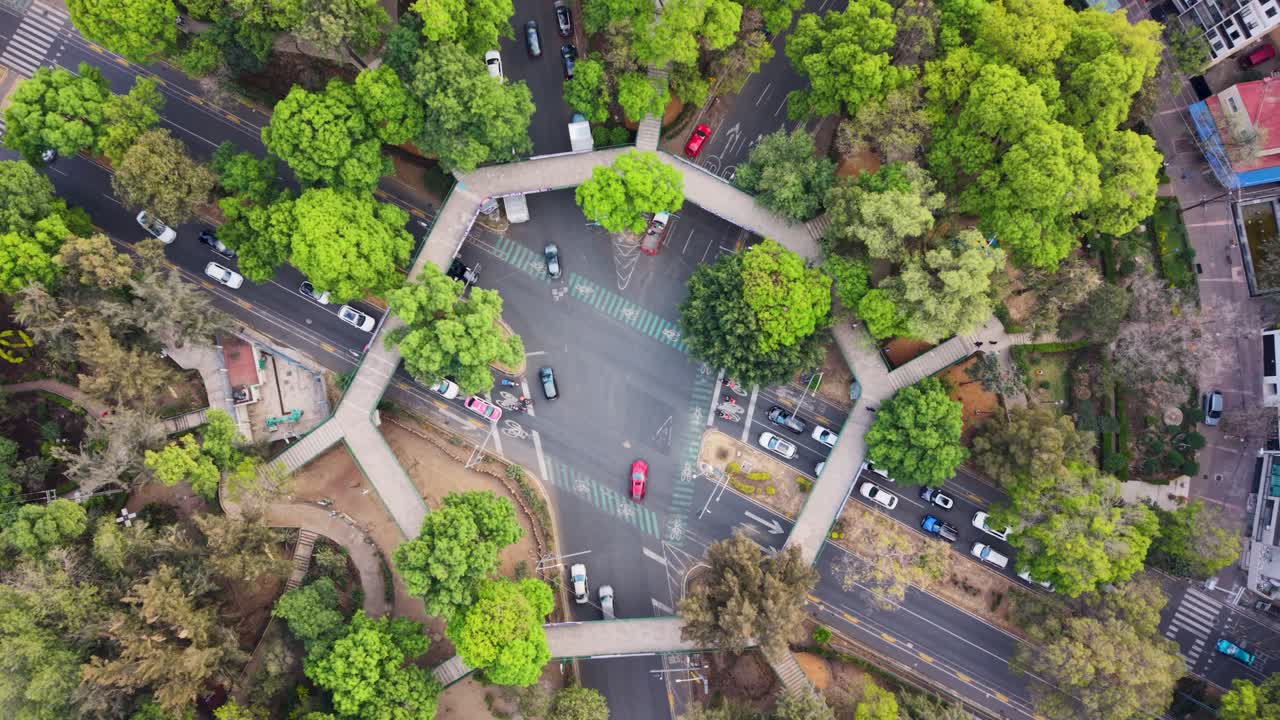 Overhead view of Parque Mariscal Sucre surrounded by city blocks