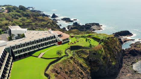 Filmische-Luftdrohnenaufnahme-Eines-Wunderschönen-Resorts-An-Der-Felsigen-Küste-Der-Insel-Sao-Miguel,-Azoren-–-Portugal