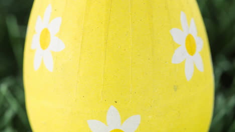 animación de huevo de pascua amarillo en la hierba