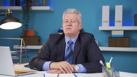 hombre de negocios encogiéndose y deprimido en el trabajo.