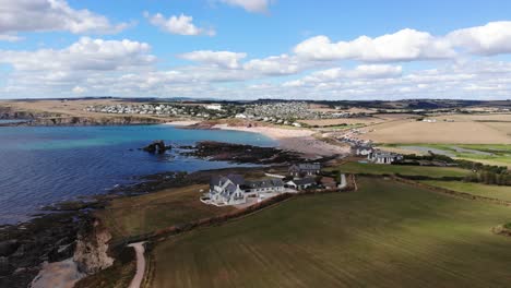 Vista-Aérea-De-La-Cabaña-De-Lavanda-De-Mar-En-Devon-Headland-Con-Vistas-Al-Canal-Inglés