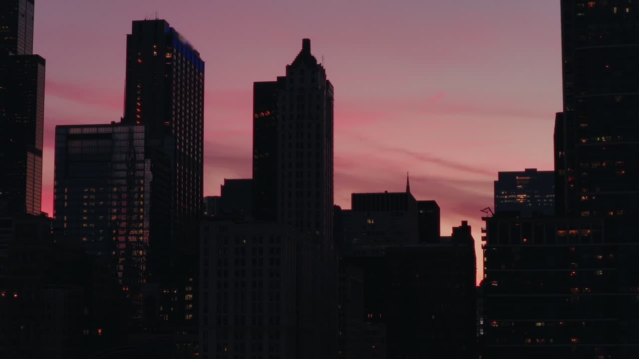 Vista aérea del centro al atardecer representando operaciones de turno nocturno 24/7 y redes globales de BPO en Chicago, Illinois.