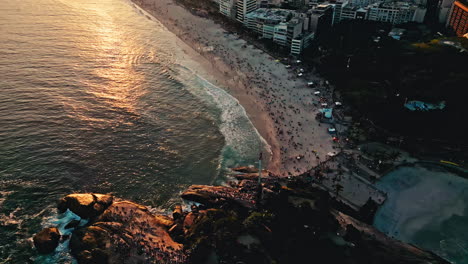 playa en rio de janeiro ipanema, brasil puesta de sol reflejo del sol agua frente al mar
