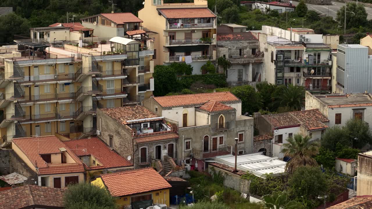 Castello di Sant'Alessio Sicilia. Veduta aerea di architettura costiera italiana e resort estivi.