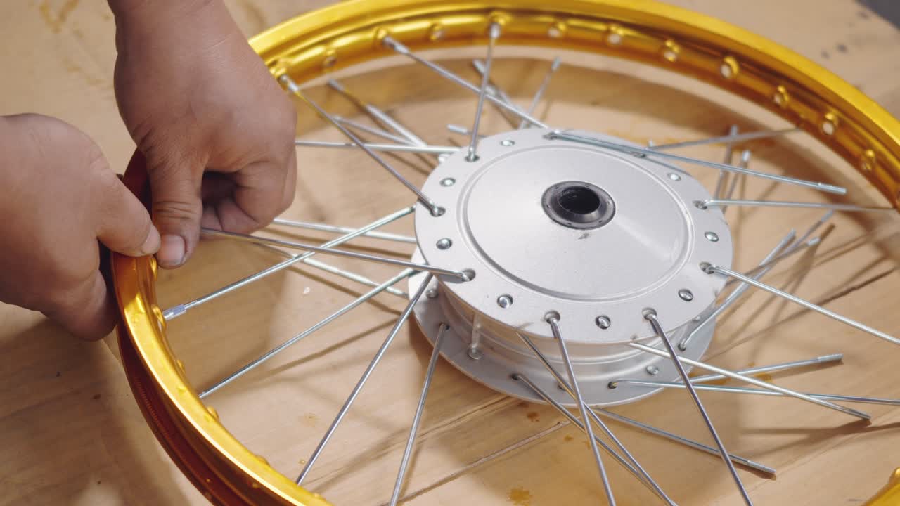 기술자 사람 작업 모터사이클 바는 메카닉 새로운 강철 바에 스피크를 짜