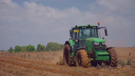 tractor verde arando un campo2