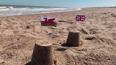 Dos-Castillos-De-Arena-En-Una-Playa-Británica-En-Gales