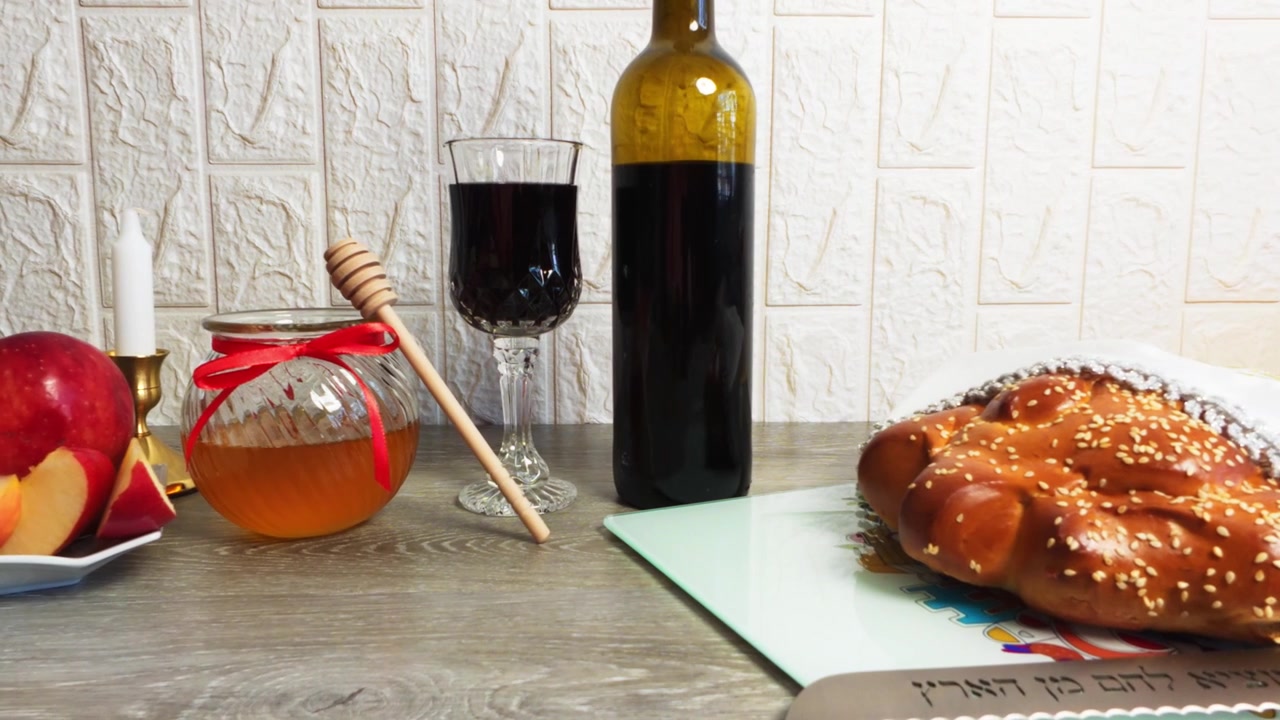 Tavola apparecchiata per Rosh Hashanah con mele e miele