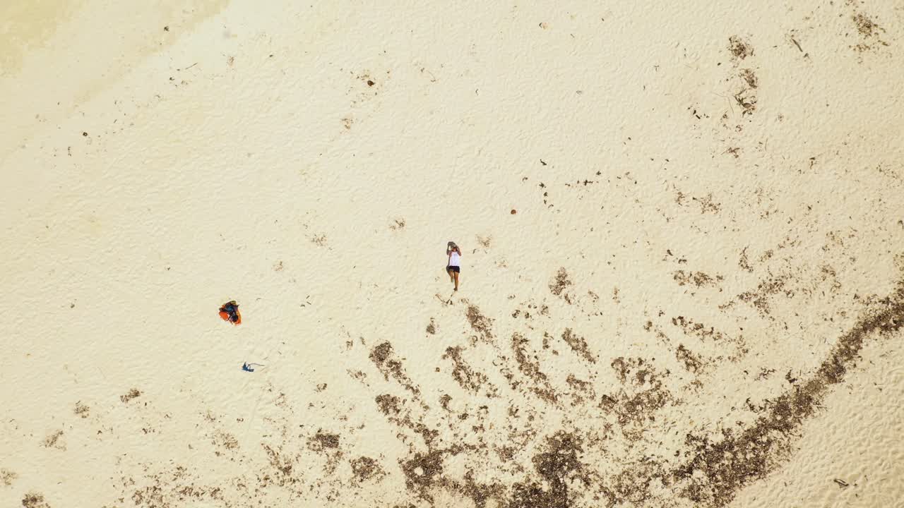 아름다운 여름 여행 휴가에 필리핀 시아르가오의 벌거벗은 섬에서 휴식을 취하는 사람의 놀라운 4k 에어리얼 샷