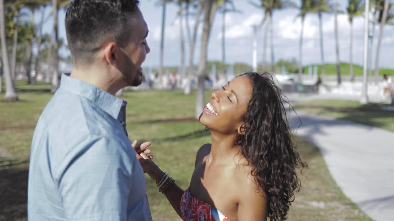 Coppia romantica che si bacia al sole