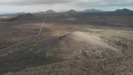 Vista-Aérea-De-Una-Carretera-Que-Atraviesa-Un-Paisaje-Volcánico