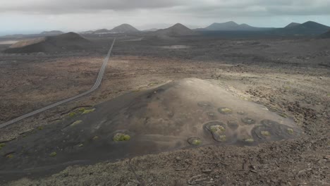 vista aérea de una carretera que atraviesa un paisaje volcánico