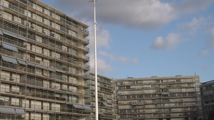 Panorama dell'esterno di un condominio con pensiline a Le Havre, Normandia, Francia
