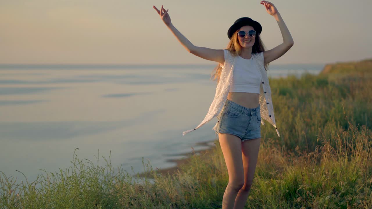 mujer disfrutando de una vista del atardecer desde un acantilado