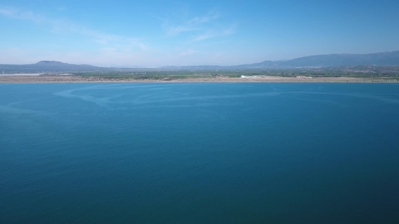 아름다운 바다를 날아다니는 드론의 공중 사진 - 4k 해상도