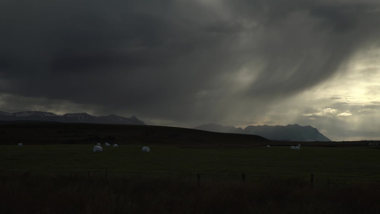 폭풍이 아이슬란드의 농장, 목초지를 지나간다.