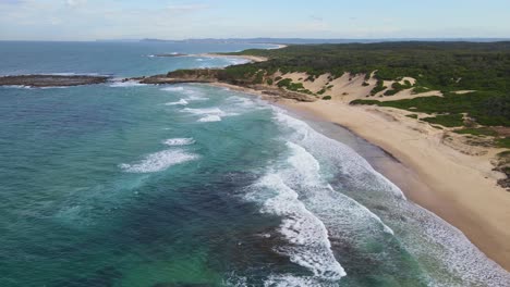 Soldiers-Point-And-Blue-Waterscape-Of-Pebbly-Beach-In-Norah-Head,-New-South-Wales,-Australia