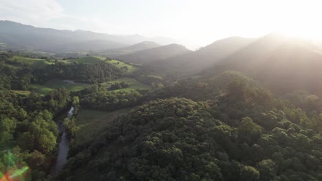 Hermosa-Puesta-De-Sol-Justo-Encima-De-Los-Picos-De-Las-Montañas-De-Los-Vastos-Y-Tranquilos-Valles-Pasiegos-En-La-Provincia-Española-De-Cantabria-En-España