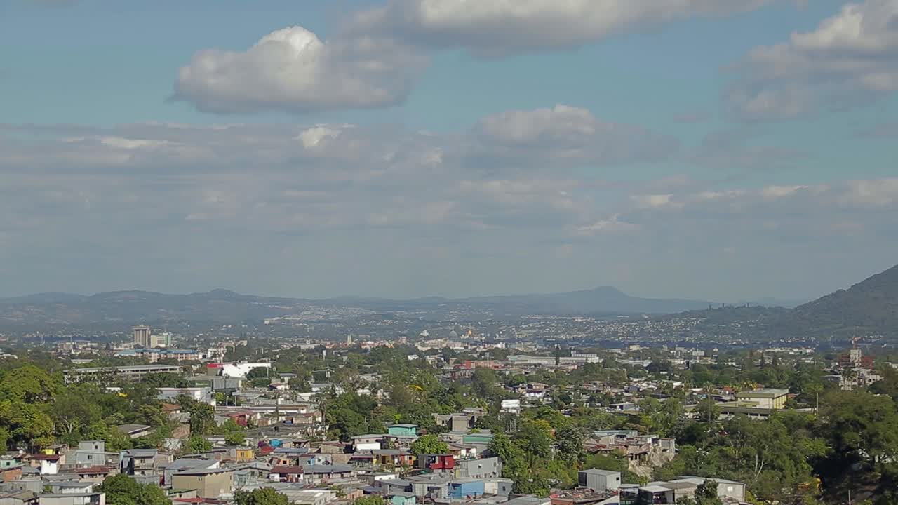 Un breve timelapse di una vista panoramica della valle della zona storica di San Salvador, El Salvador