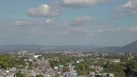 Un-Breve-Lapso-De-Tiempo-De-Una-Vista-Panorámica-Del-Valle-De-La-Zona-Histórica-De-San-Salvador,-El-Salvador