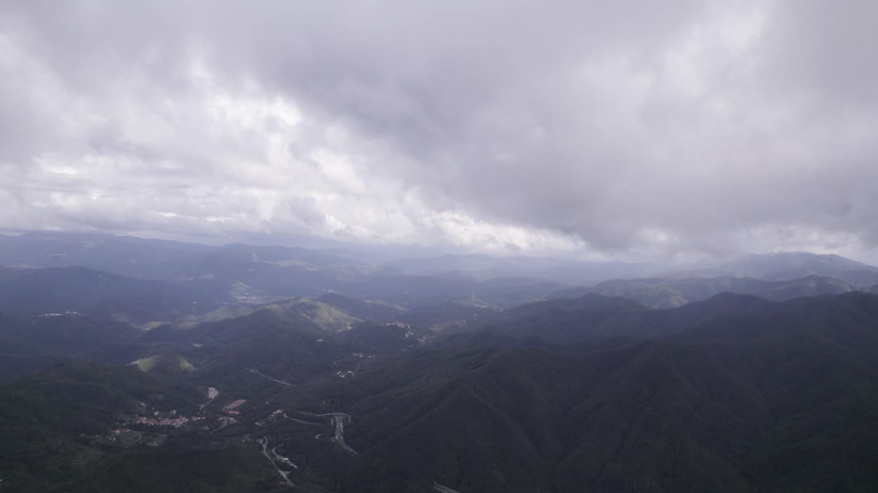 fascinante toma de video volando sobre el puente del paso de bracco en italia y sus alrededores