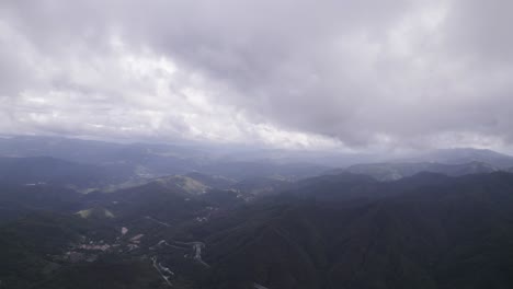 Video-Fascinante-Filmado-Volando-Sobre-El-Puente-Del-Paso-Bracco-En-Italia-Y-Sus-Alrededores