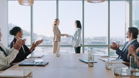 Mujeres-De-Negocios-Dándose-La-Mano-En-La-Sala-De-Juntas-Reuniéndose-Con-Un-Exitoso-Acuerdo-De-Asociación-Corporativa-Con-Colegas-Que-Se-Dan-La-Mano-Aplaudiendo-Dando-La-Bienvenida-A-La-Oportunidad-De-Cooperación-En-La-Oficina-4k