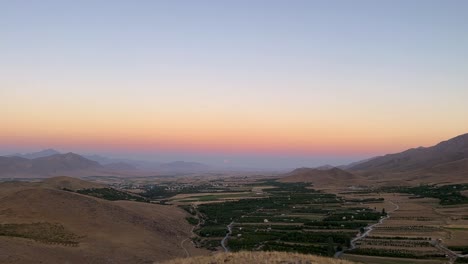 Vista-Crepuscular-Colorido-Concepto-De-Horizonte-Horizonte-Y-El-Evento-Astronómico-De-La-Sombra-De-La-Tierra-Del-Cinturón-De-Venus-En-Una-Amplia-Vista-Del-Paisaje-Del-Campo-Agrícola-Espere-La-Noche-En-El-Hito-Escénico-De-La-Montaña-Irán