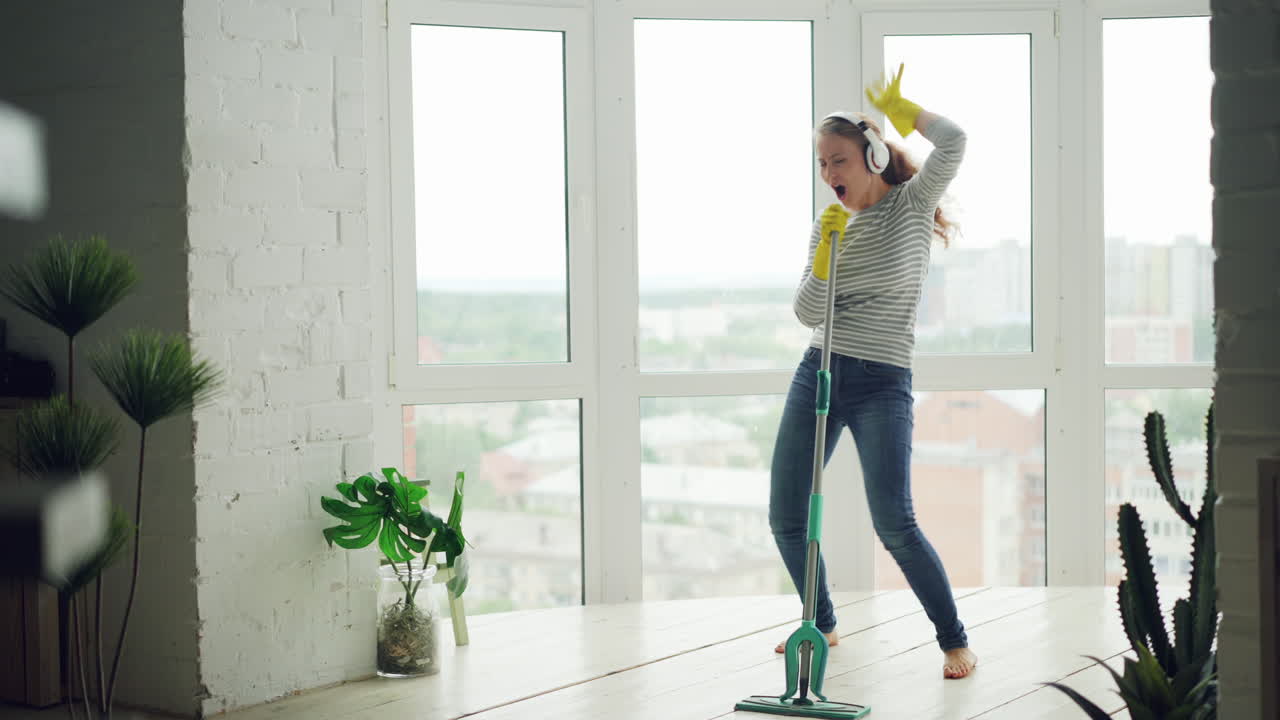 mujer limpiando y bailando