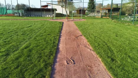 Drohne,-Die-Von-Der-Dritten-Basis-Zur-Home-Plate-über-Dem-Grünen-Baseballfeld-Fliegt