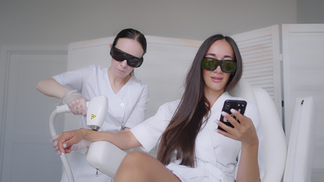 여성 미용사 는 미용실 에서 겨드랑이 의 레이저 제거 를 한다. 겨드랑이 에서 머리카락 을 제거 한다. 아름다움 과 깨 ⁇  한 피부