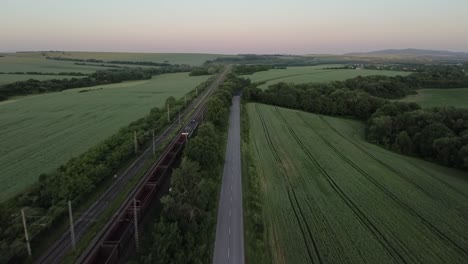 Fahrender-Zug-Mit-Wunderschöner-Landschaft,-Aufnahme-Mit-Änderung-Des-Blickwinkels