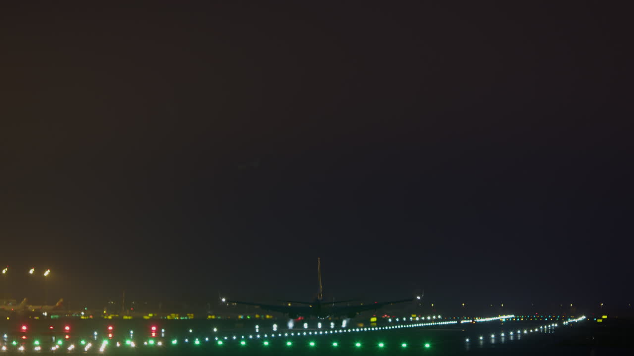 밤에 착륙하는 비행기