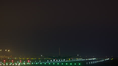 avión aterrizando en la noche