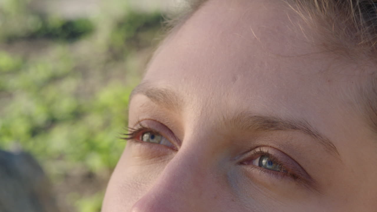 가까운 사진 아름다운 여성의 초상화 영성을 탐구하고 기도하고 바람이 불고 있는 머리카락으로 여행을  ⁇ 상하고 있습니다.