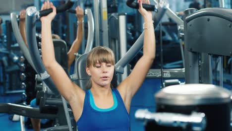 Una-Mujer-Joven-Entrena-En-Un-Simulador-1