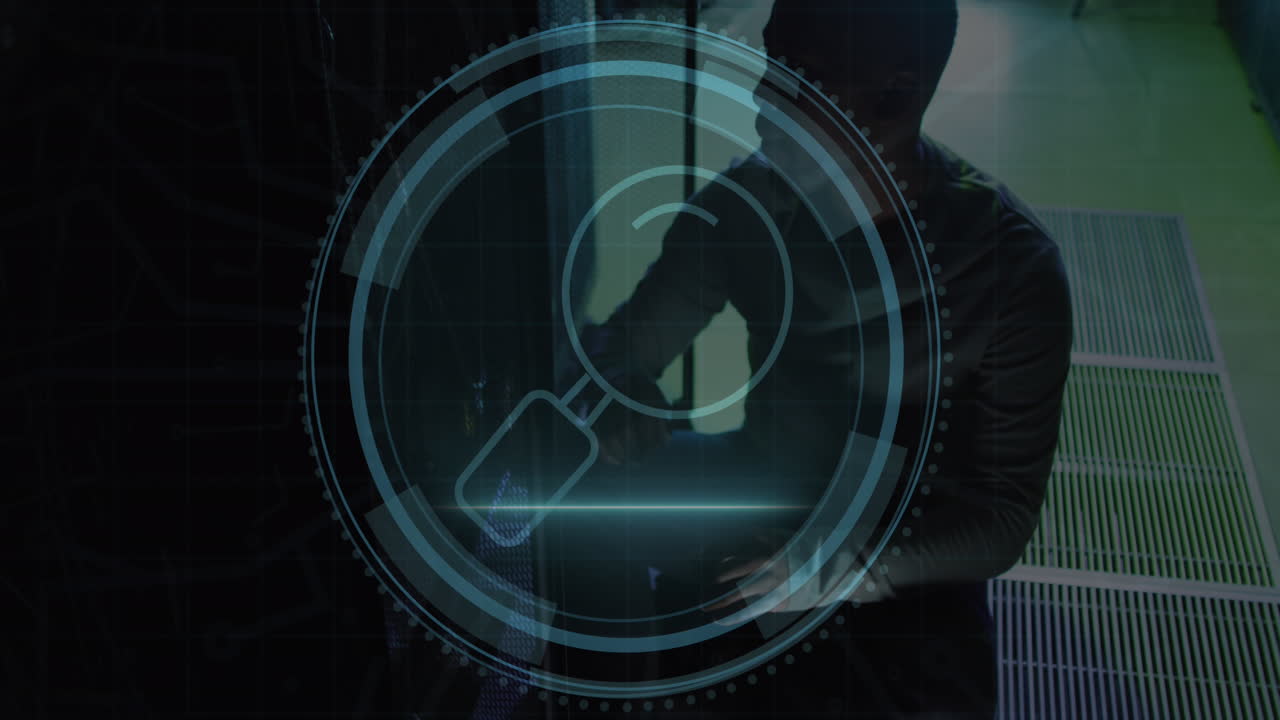 animación del escáner de lupa sobre un ingeniero afroamericano que trabaja en la sala del servidor