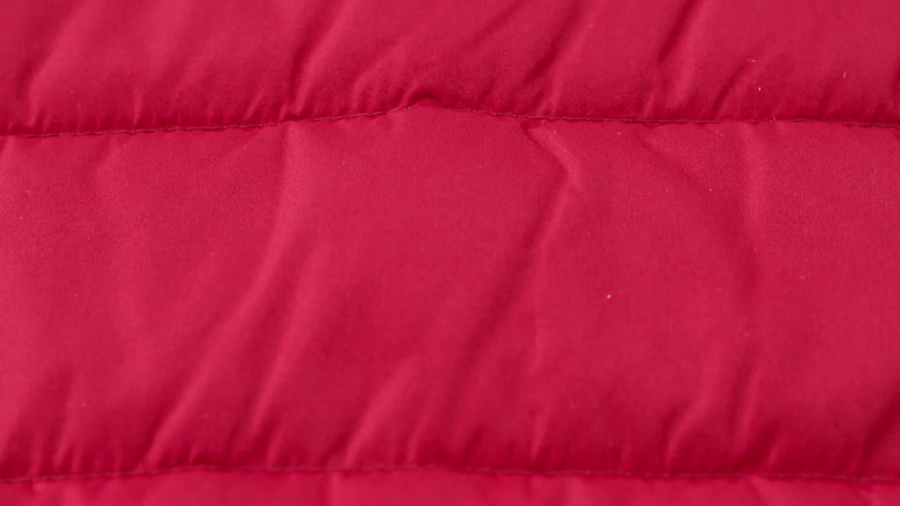 Primo piano in movimento di texture di tessuto trapuntato rosso