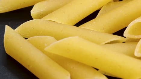 toma detallada de penne, macarrones italianos, toma macro en 4k