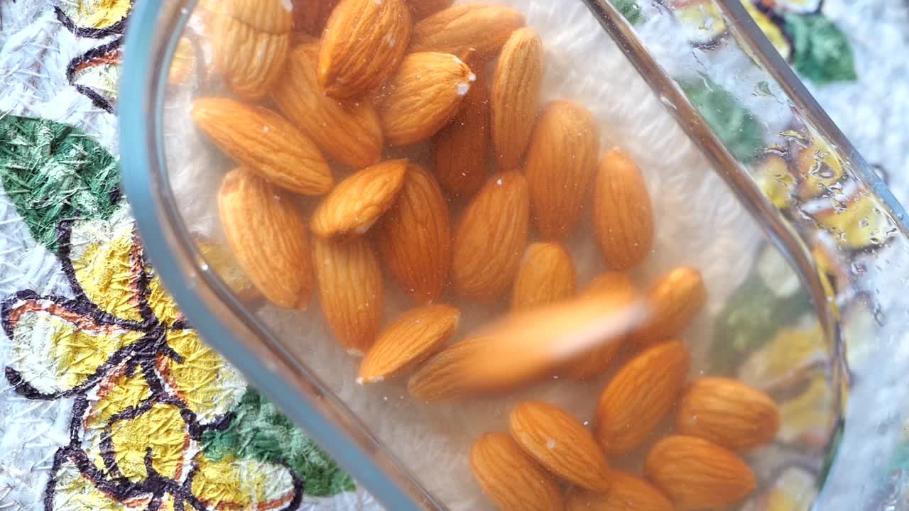 아몬드를 물에 는 것