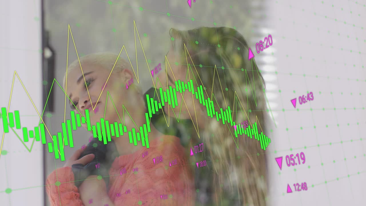 Donna che si fa un selfie con il telefono, proiettando un grafico di mercato attorno a una coppia che si abbraccia per monitorare la crescita.