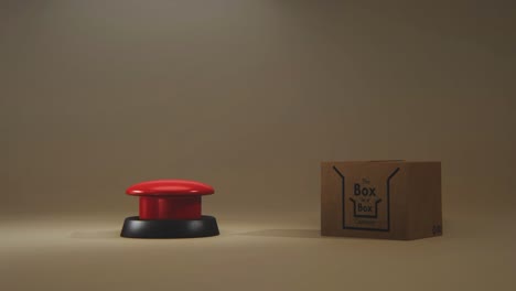 video en 4k de la mano de dibujos animados presionando el botón rojo y la luz en la caja.
