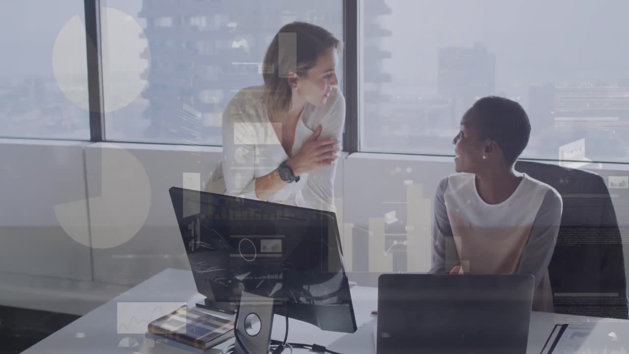 animación de en línea usando iconas de portátil y bitcoin sobre mujer usando portátil