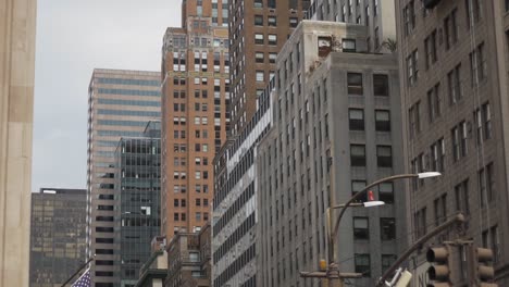 Edificios-De-Nueva-York-Durante-Un-Día-Nublado,-Inmigración-Y-Concepto-De-Vida-En-La-Ciudad