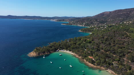 mar mediterráneo lavandou costa de francia vista aérea playa con barcos soleado