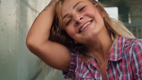 mujer feliz al aire libre