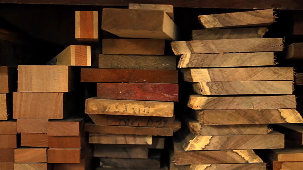 tablones de madera y madera aserrada se apilan verticalmente