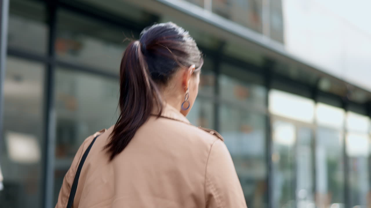 바 ⁇ 고, 전화나 사업가들이 서로 충돌합니다.