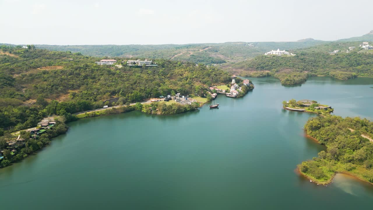 vista del lago, fuerte de raigarh, visión general del dron en la ciudad del valle de aamby, india, pune