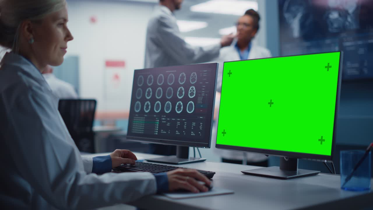 laboratorio de investigación del hospital: científica de biotecnología médica que trabaja en la pantalla verde de la computadora chroma key con imágenes de resonancia magnética de escaneo cerebral.
